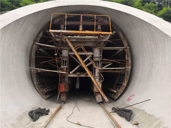 襯砌臺車的定位操作要怎么進行？